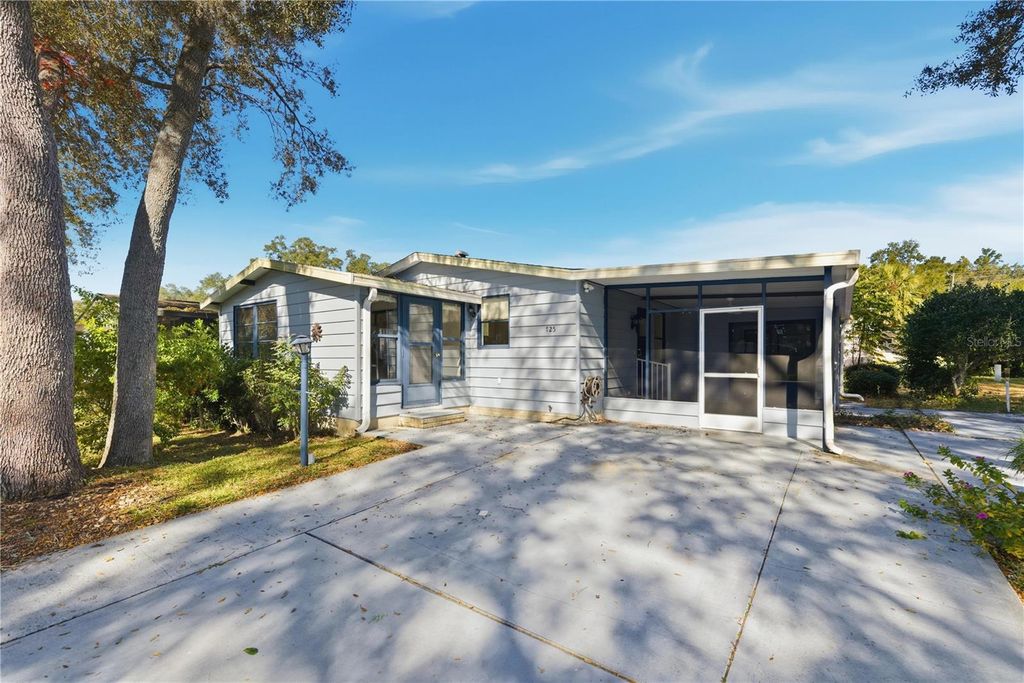 Photo of 725 Camelia Court, Lady Lake, FL 32159 (MLS # G5104716)