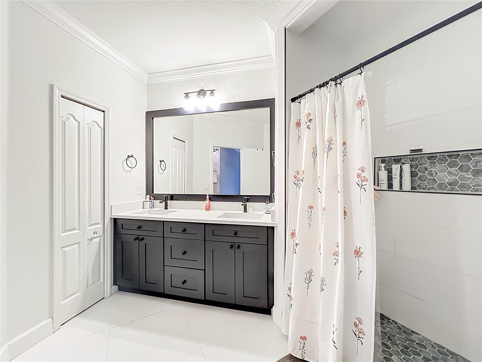 NOTTING HILL A CONDO - Residential