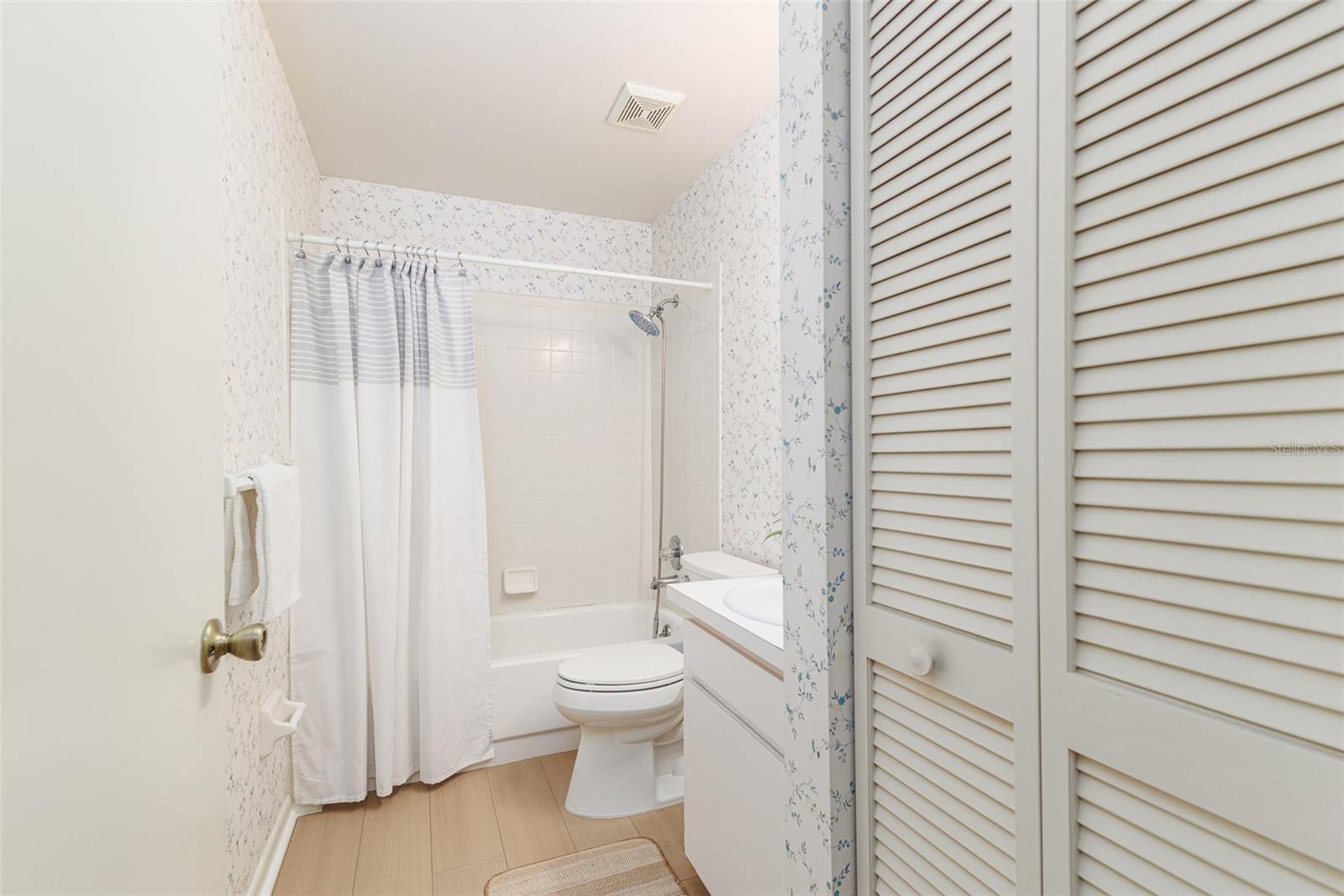 COLONNADES PH 02 - Residential