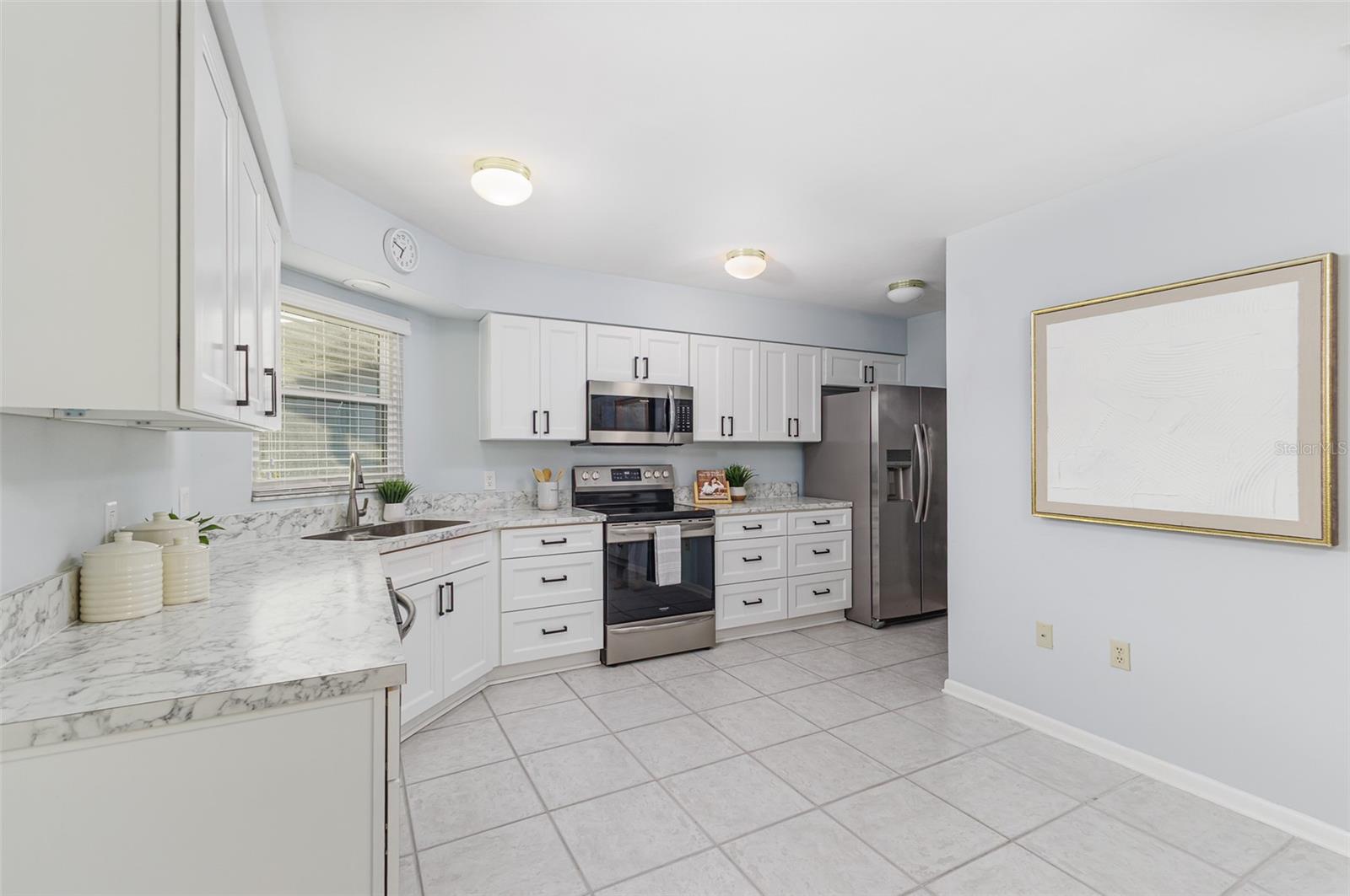 COLONNADES PH 02 - Residential