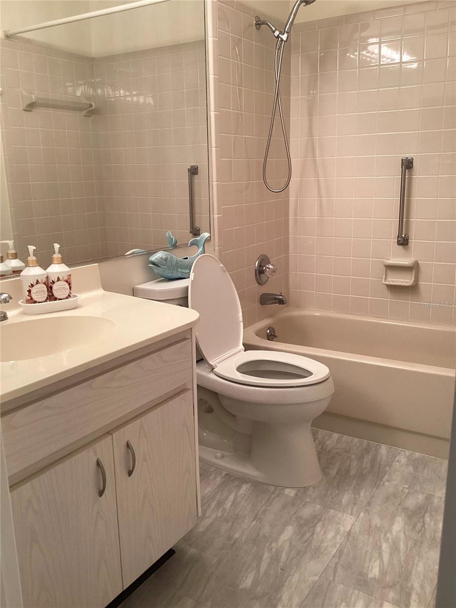 2512 LANCASTER DRIVE 2512