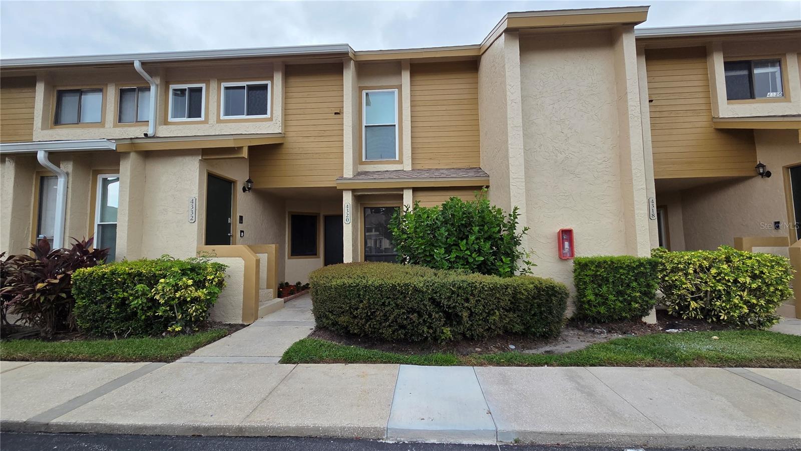 Ready to move in, in a convenient location close to attractions, restaurants, shopping, and major highways.
This comfortable 2 bedroom, 2 bathroom apartment, a flex room ideal for your office, and assigned parking space, is waiting for you and you will love it.