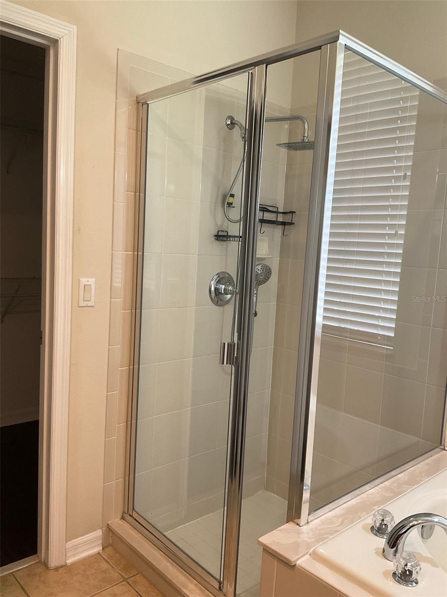 LAKES WINDERMERE PH 01 49 108 - Residential Lease