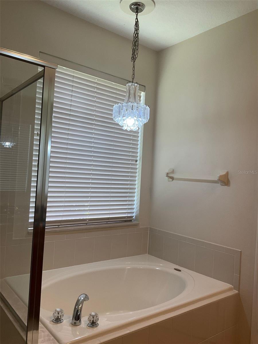 LAKES WINDERMERE PH 01 49 108 - Residential Lease