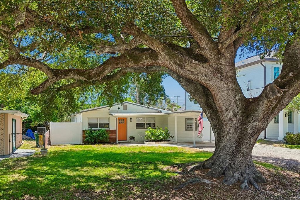 Photo of 3320 W Iowa Avenue, Tampa, FL 33611 (MLS # TB8500133)