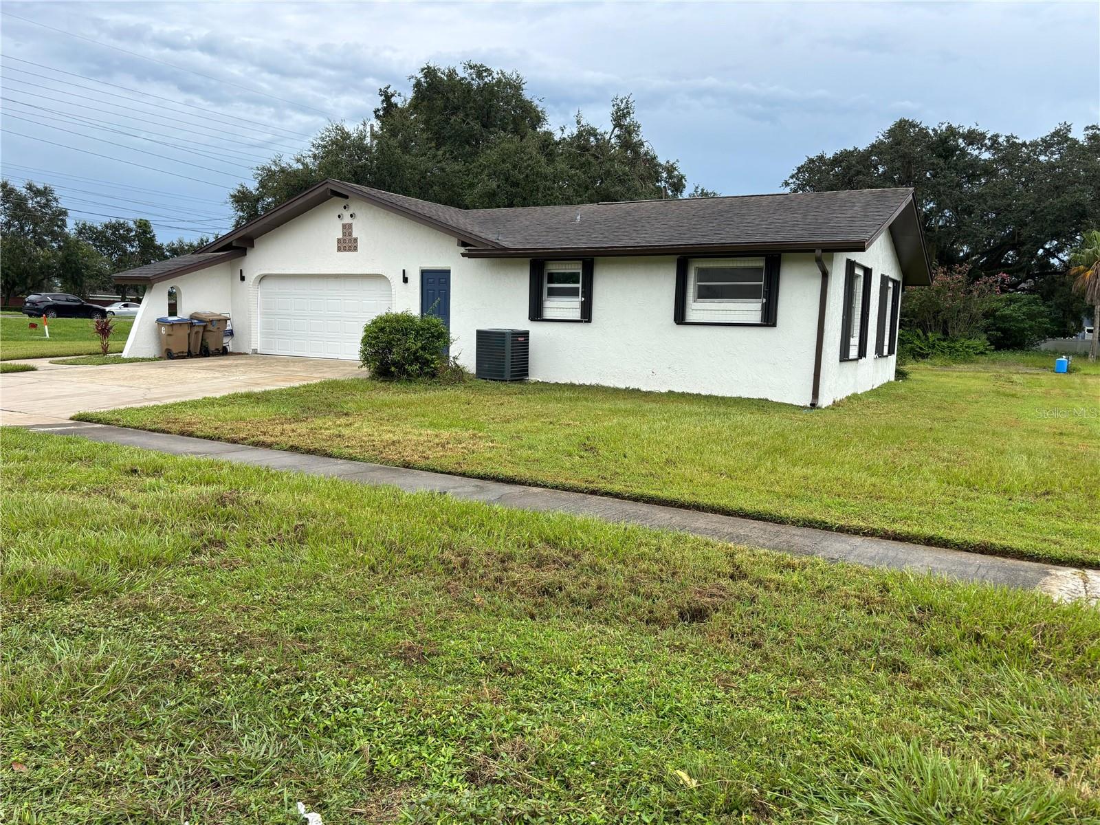 This recently remodeled home features 3 spacious bedrooms, 2 bathrooms, and a modern open-style kitchen that flows perfectly into the living areas.
Located in a prime Kissimmee location, you’ll be just minutes away from top shops, restaurants, and everything you need for daily living.
The highlight? An incredible porch made for relaxing evenings and hosting unforgettable moments with family and friends.
This home is the perfect mix of style, comfort, and convenience – ready for you to enjoy!