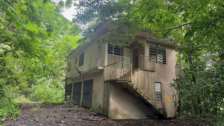 Great Investment Opportunity | OWNER FINANCING AVAILABLE
Beautiful 234-acre property located in Barrio Jaguas, Ciales, Puerto Rico, offering exceptional potential for agricultural projects, eco-communities and sustainable tourism.

Includes a move-in ready residence: 3 bedrooms, 1 bathroom, living room, dining area, kitchen, 3-car carport and a balcony with panoramic views of the Río Grande de Ciales.
Electricity and water are already connected.

Water Resources:
• Approved agricultural well
• Potable water well

Private, peaceful environment surrounded by nature.
Perfect for glamping, retreats, hiking trails, Airbnb income and more.

?? Owner financing available.
Call for details!