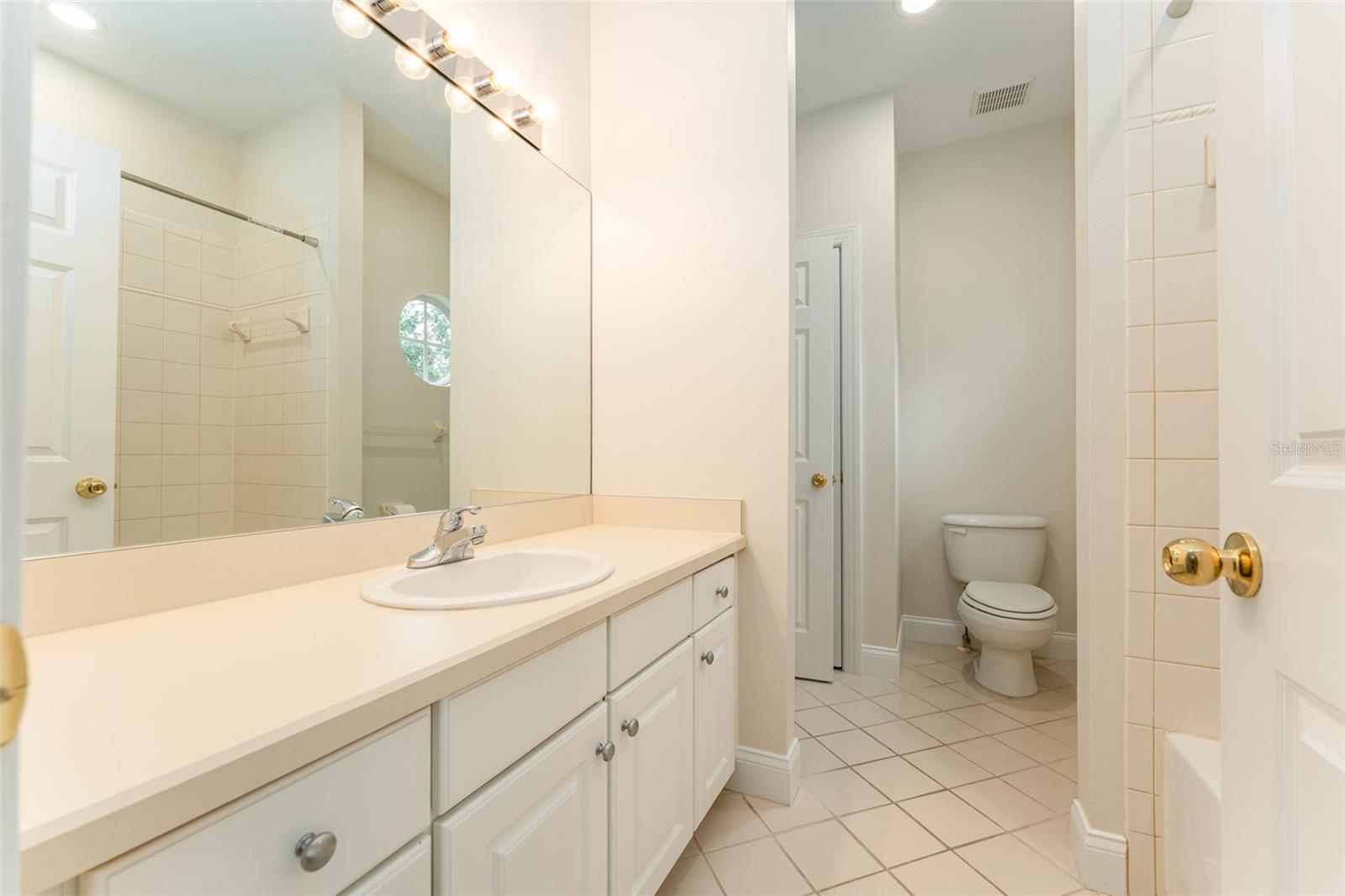 LAKESIDE TWNHMS - Residential