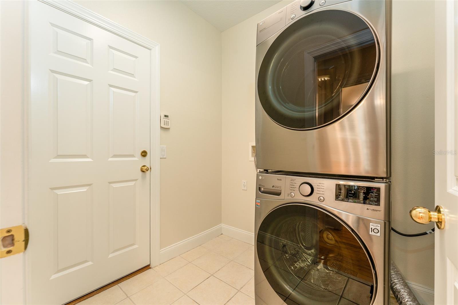 LAKESIDE TWNHMS - Residential