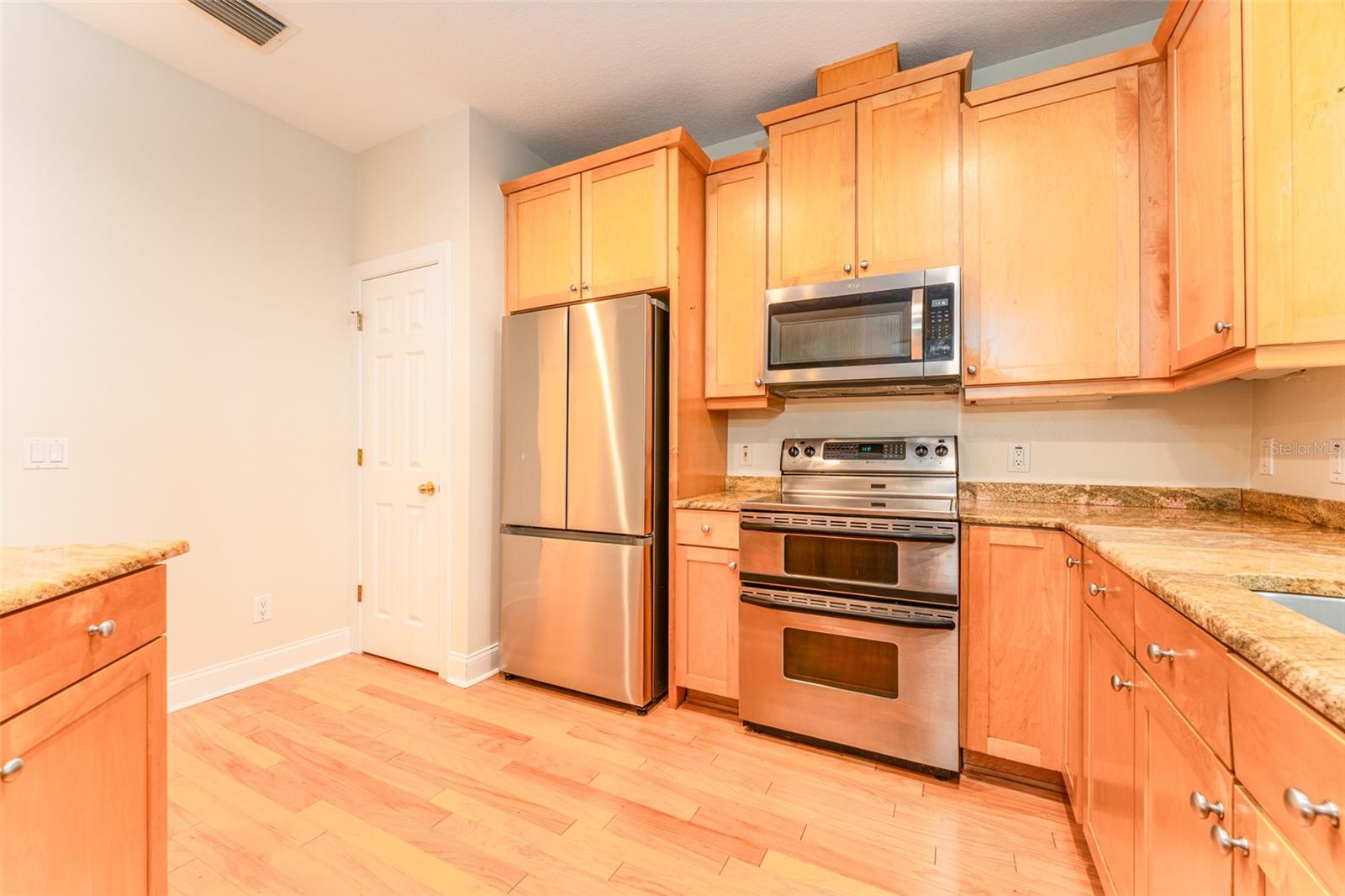 LAKESIDE TWNHMS - Residential