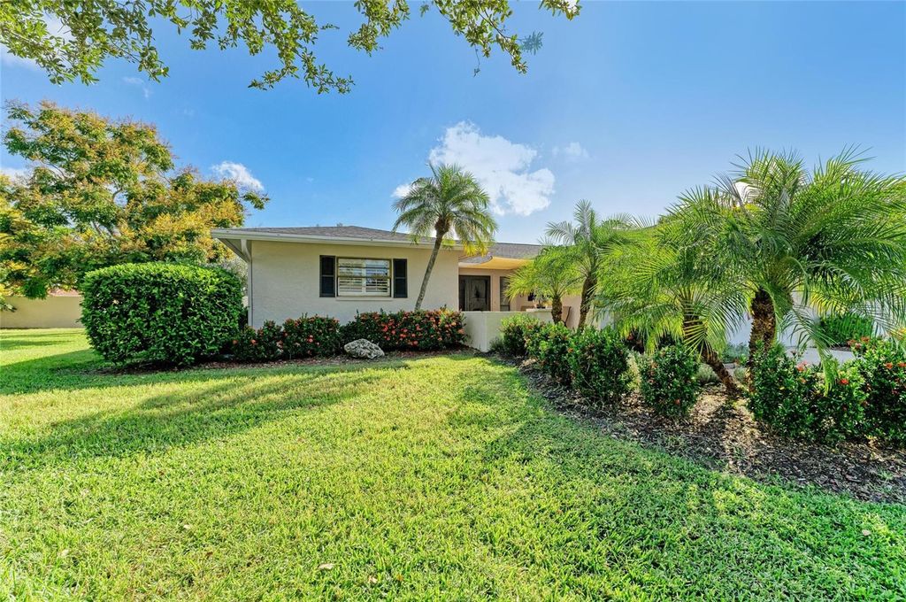 Photo of 7087 Fairway Bend Cir, Sarasota, FL 34243 (MLS # A4667373)