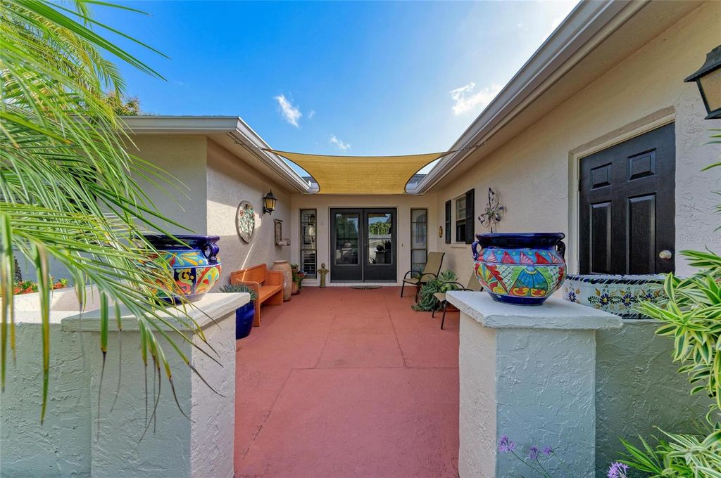 Photo of 7087 Fairway Bend Cir, Sarasota, FL 34243 (MLS # A4667373)