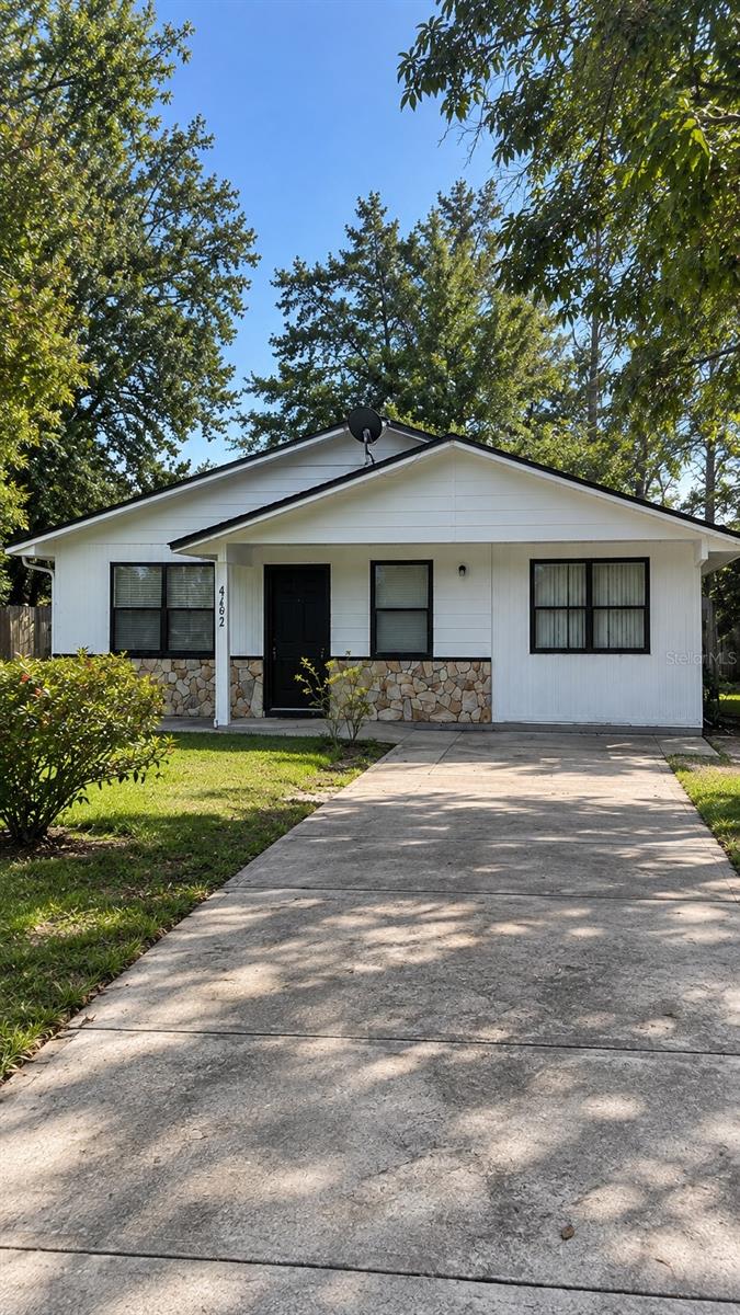 Photo of 462 Sally St, Green Cove Springs, FL 32043 (MLS # K4903882)