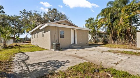 A home in LAKELAND