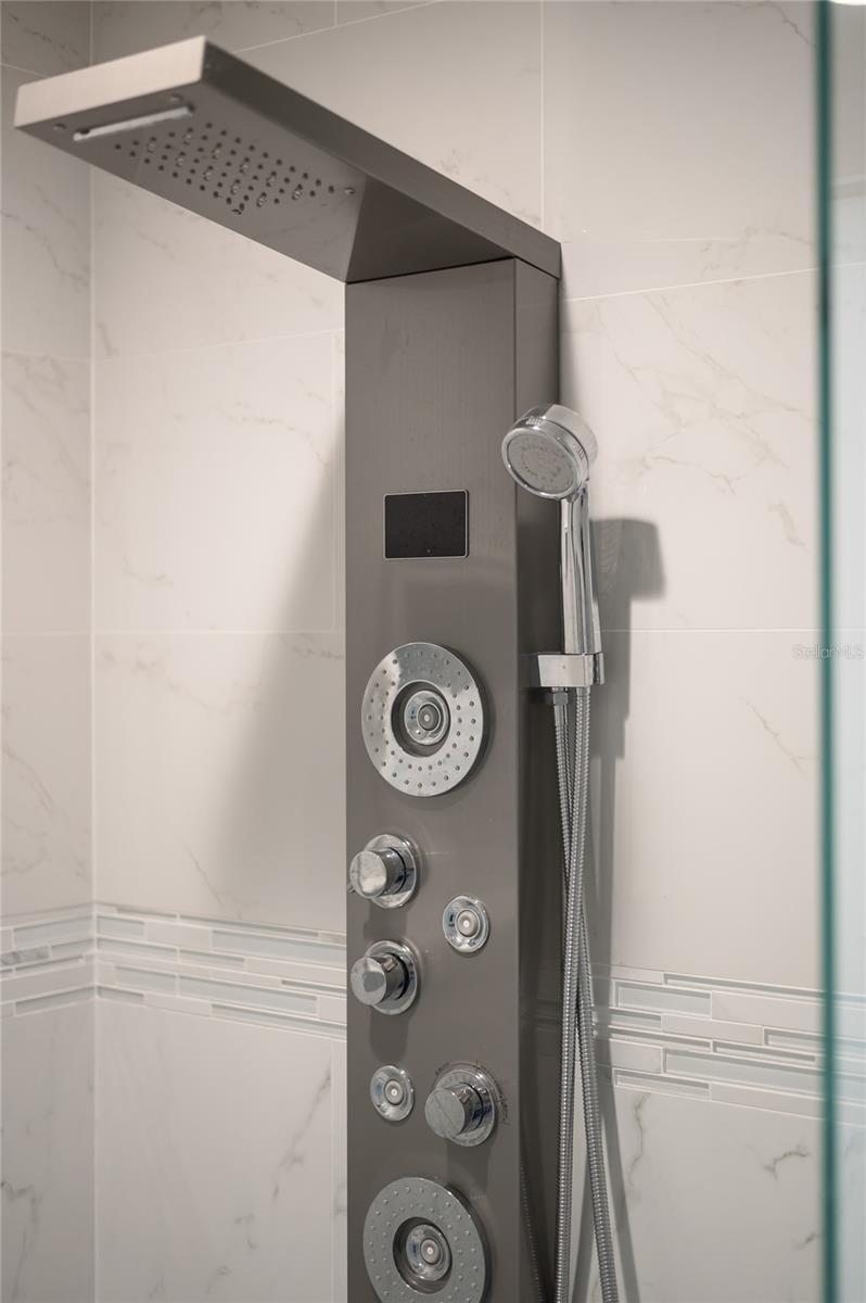 VALENCIA PLACE - Residential