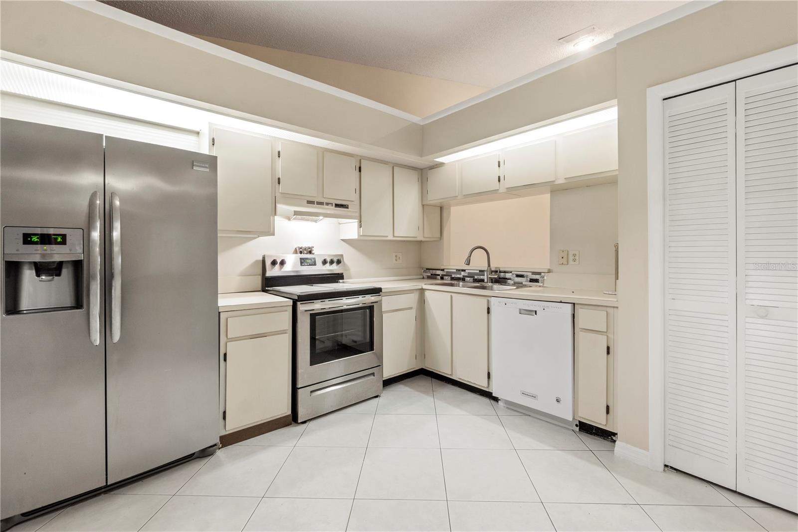 OAK HARBOUR SEC 3 A CONDO - Residential