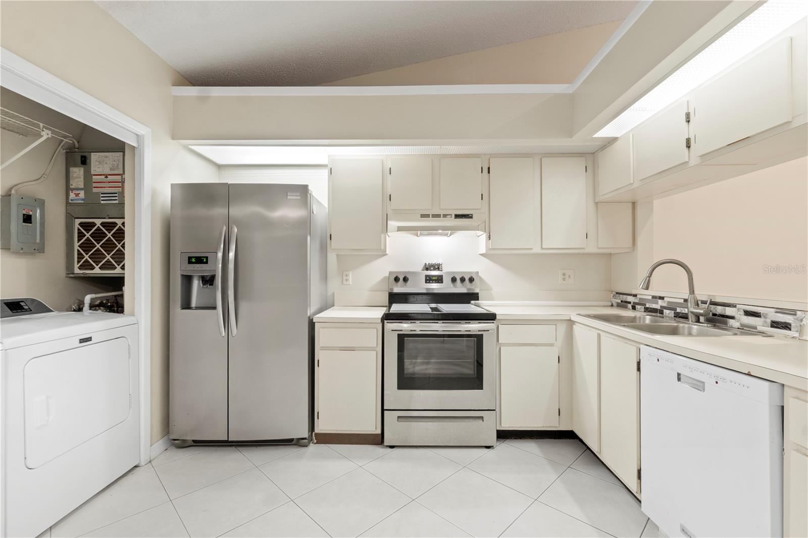 OAK HARBOUR SEC 3 A CONDO - Residential