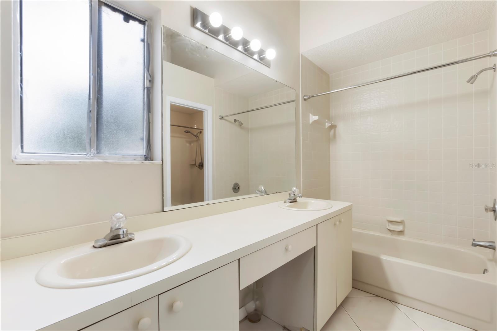 OAK HARBOUR SEC 3 A CONDO - Residential