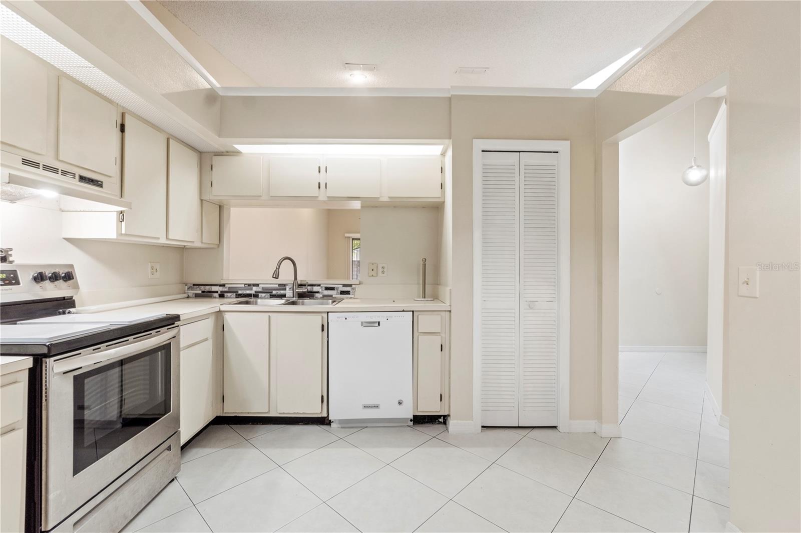 OAK HARBOUR SEC 3 A CONDO - Residential