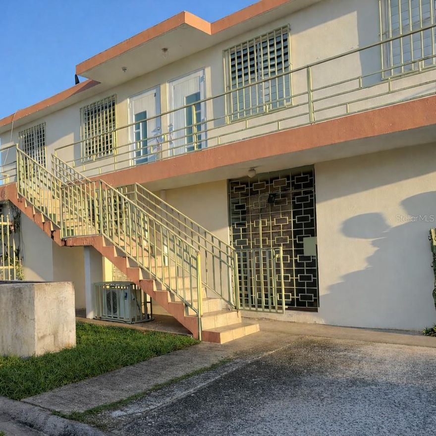 APARTMENT FOR RENT – SECOND FLOOR – LAS CUMBRES, SAN JUAN
Excellent apartment of approximately 585 sq. ft., located on the second floor in Las Cumbres, San Juan, with easy access to PR-52 Expressway, shopping centers, schools, and Interamerican University of Puerto Rico.
Apartment features:
Living room
Dining area
Kitchen
Two (2) bedrooms
One (1) bathroom
Balcony
One (1) assigned parking space
Includes:
Refrigerator
Stove
One air conditioning unit
Electric water heater
Utilities not included:
Electricity service
Water service