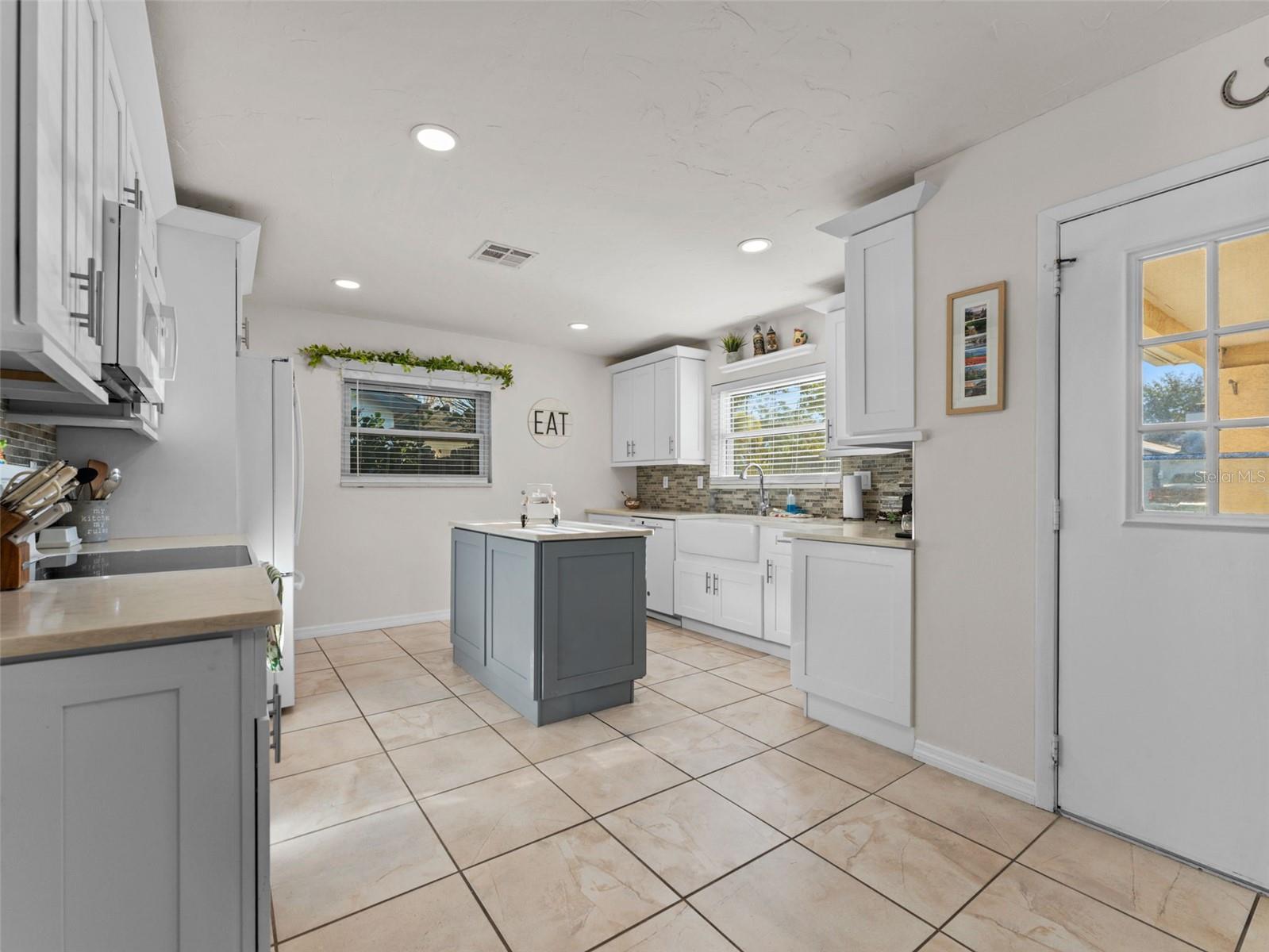 1768 W GROVELEAF AVENUE