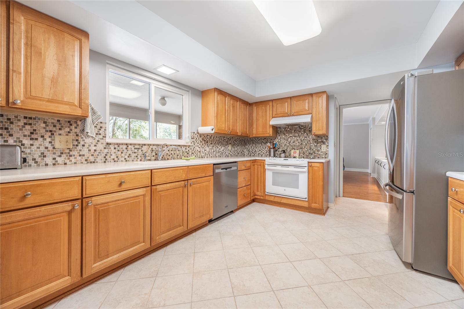 COUNTRY CLUB ESTATE MCINTOSH GRT - Residential