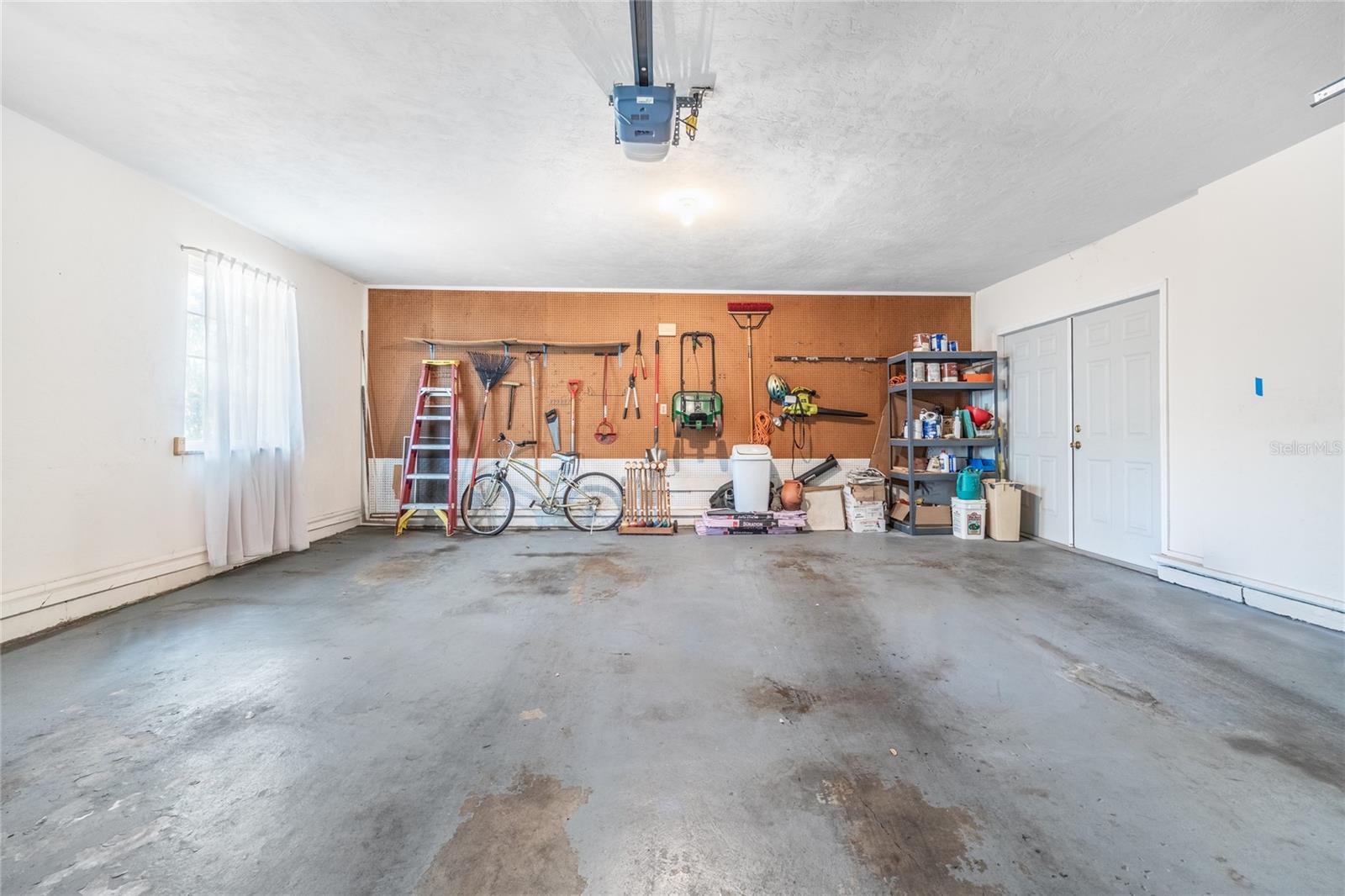 COUNTRY CLUB ESTATE MCINTOSH GRT - Residential