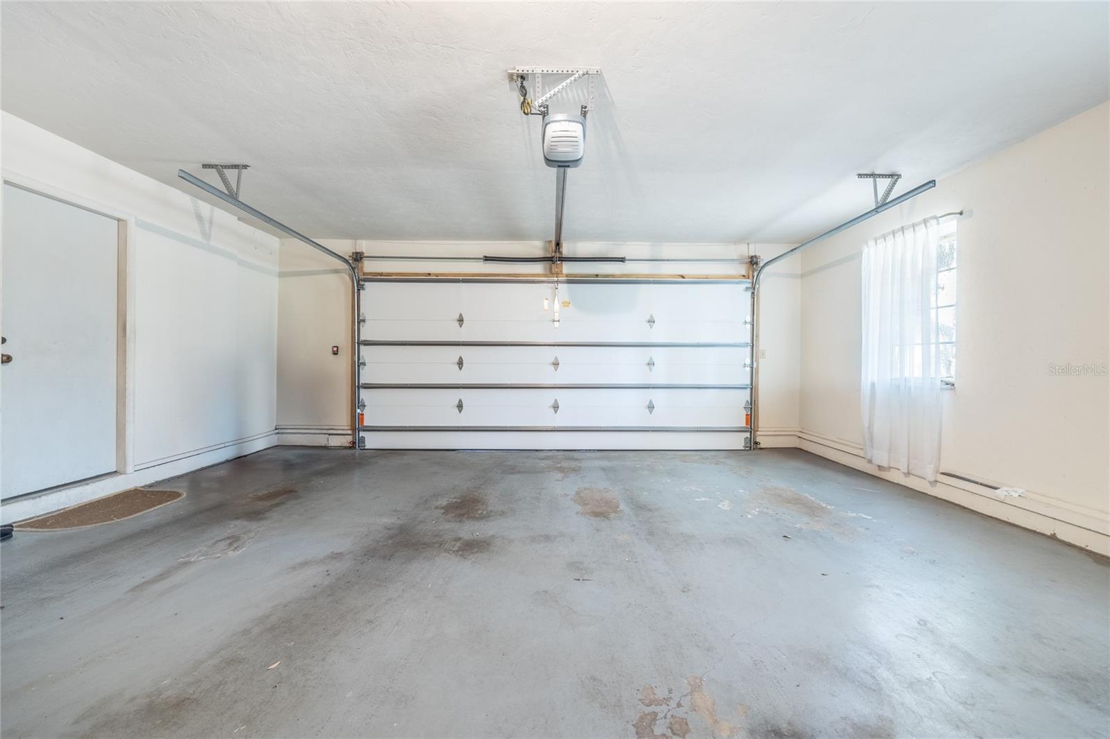 COUNTRY CLUB ESTATE MCINTOSH GRT - Residential