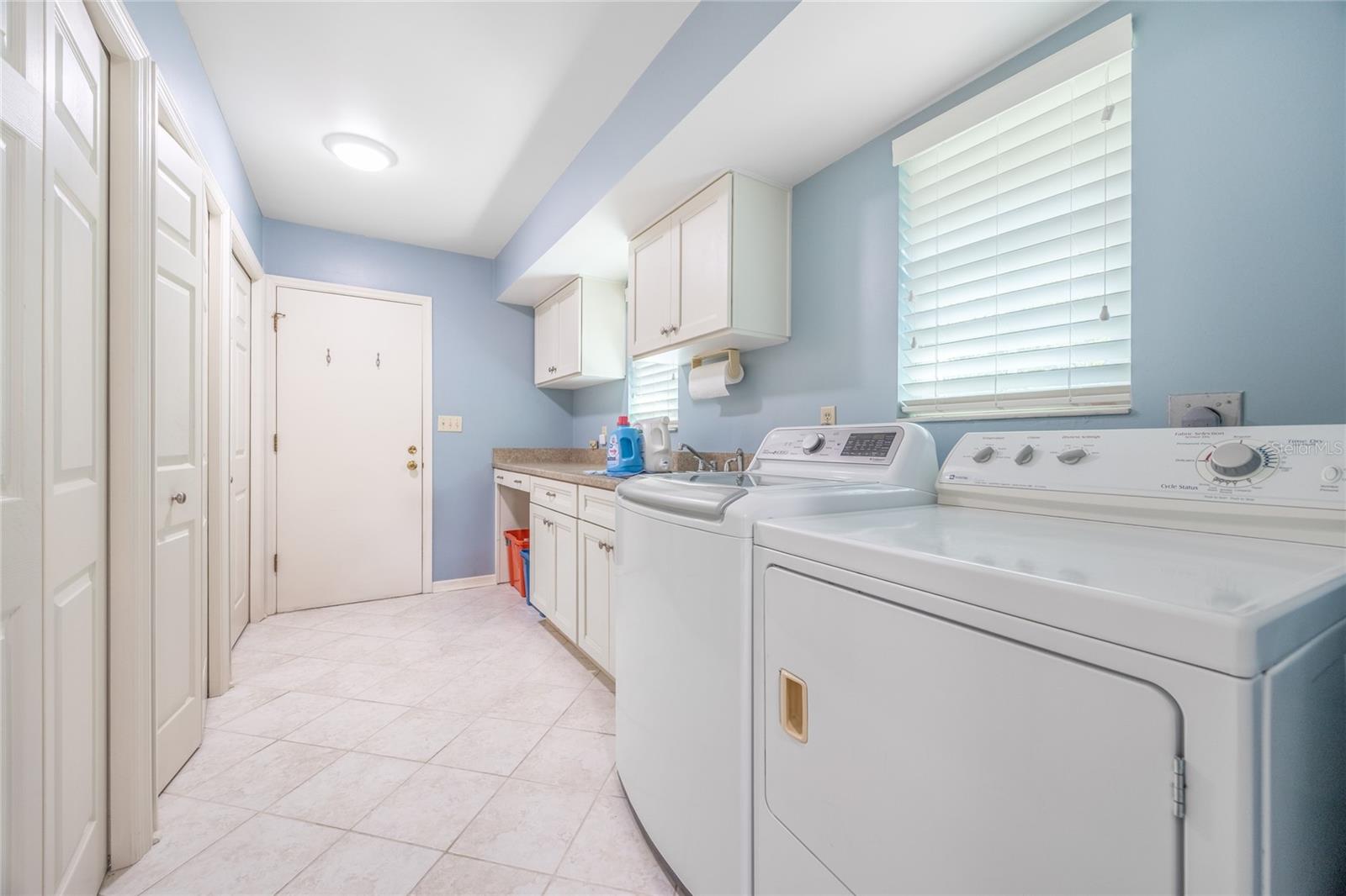 COUNTRY CLUB ESTATE MCINTOSH GRT - Residential