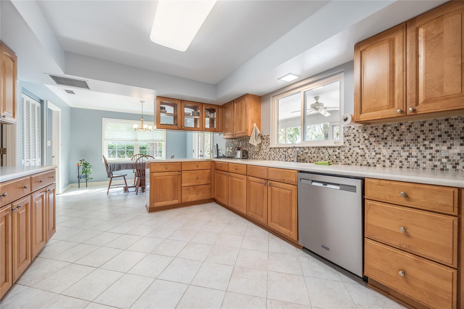 COUNTRY CLUB ESTATE MCINTOSH GRT - Residential