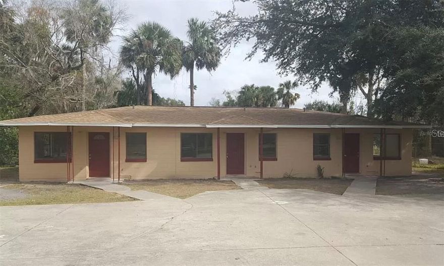 Cozy 2 bedroom, 1 bath Unit in Triplex. Conveniently located close to major highways. Available for immediate move-in.