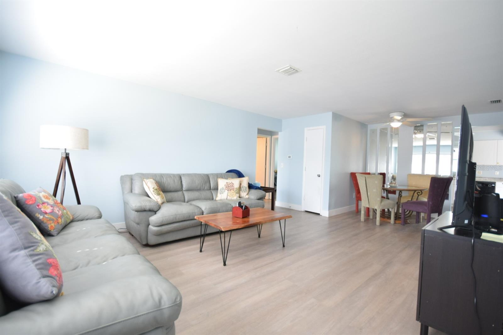 7057 VERSAILLES N 15
