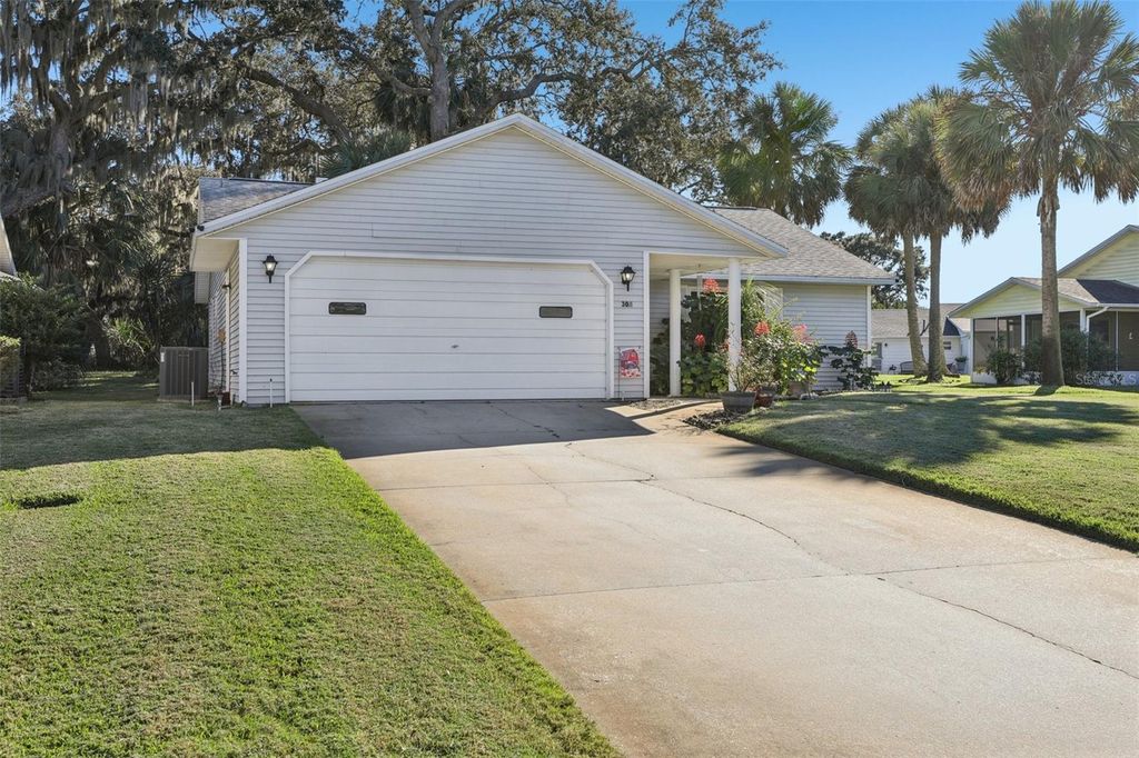 Photo of 304 Brigadoon Circle, Leesburg, FL 34788 (MLS # OM712733)