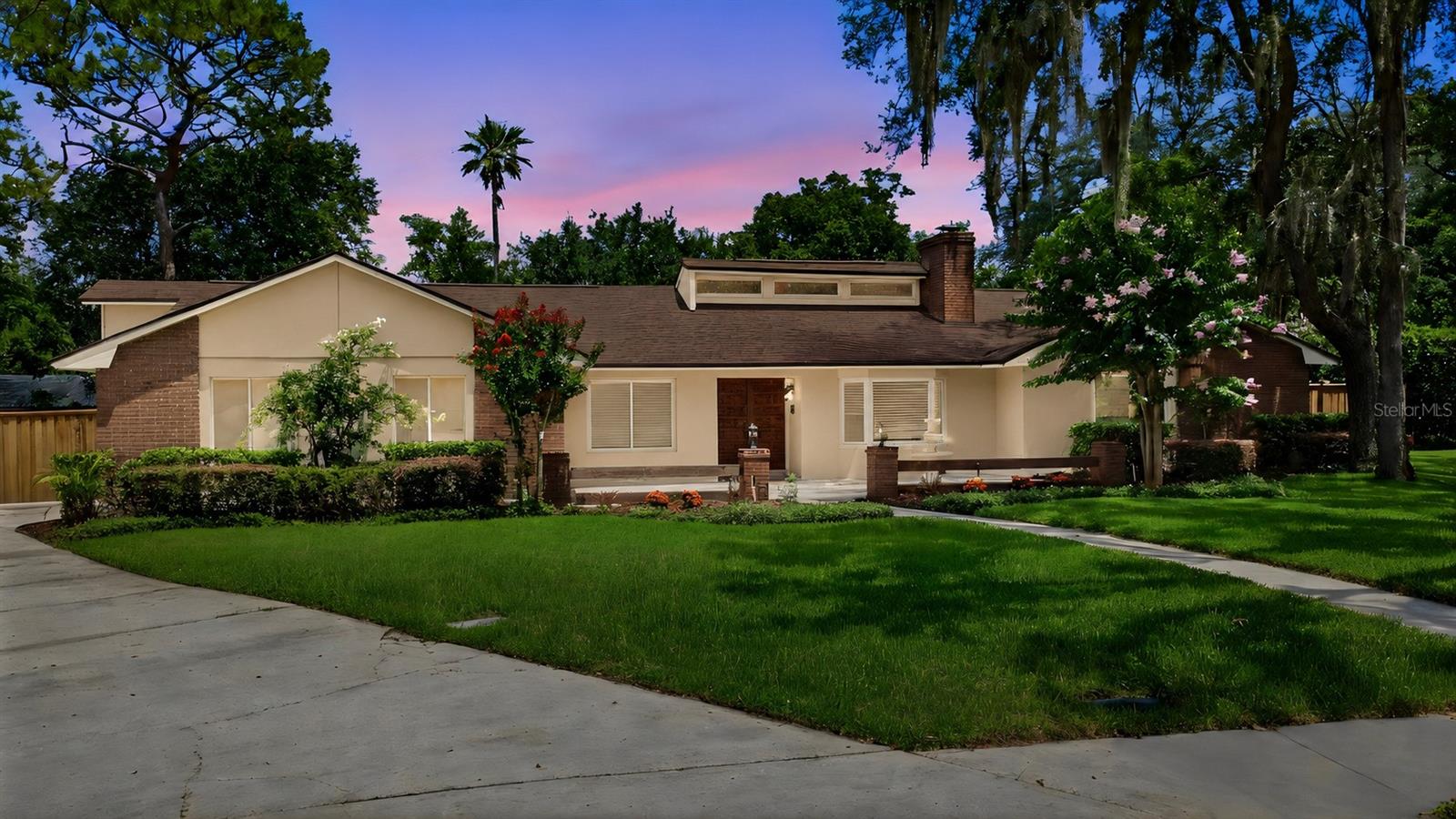 210 W RIDGEWOOD COURT