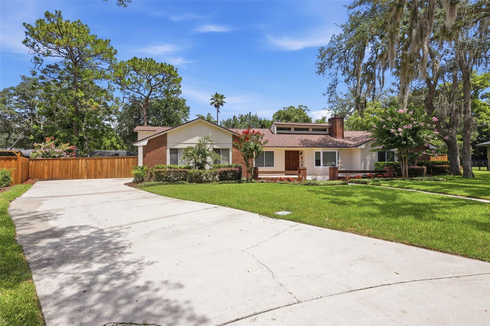 210 W RIDGEWOOD COURT