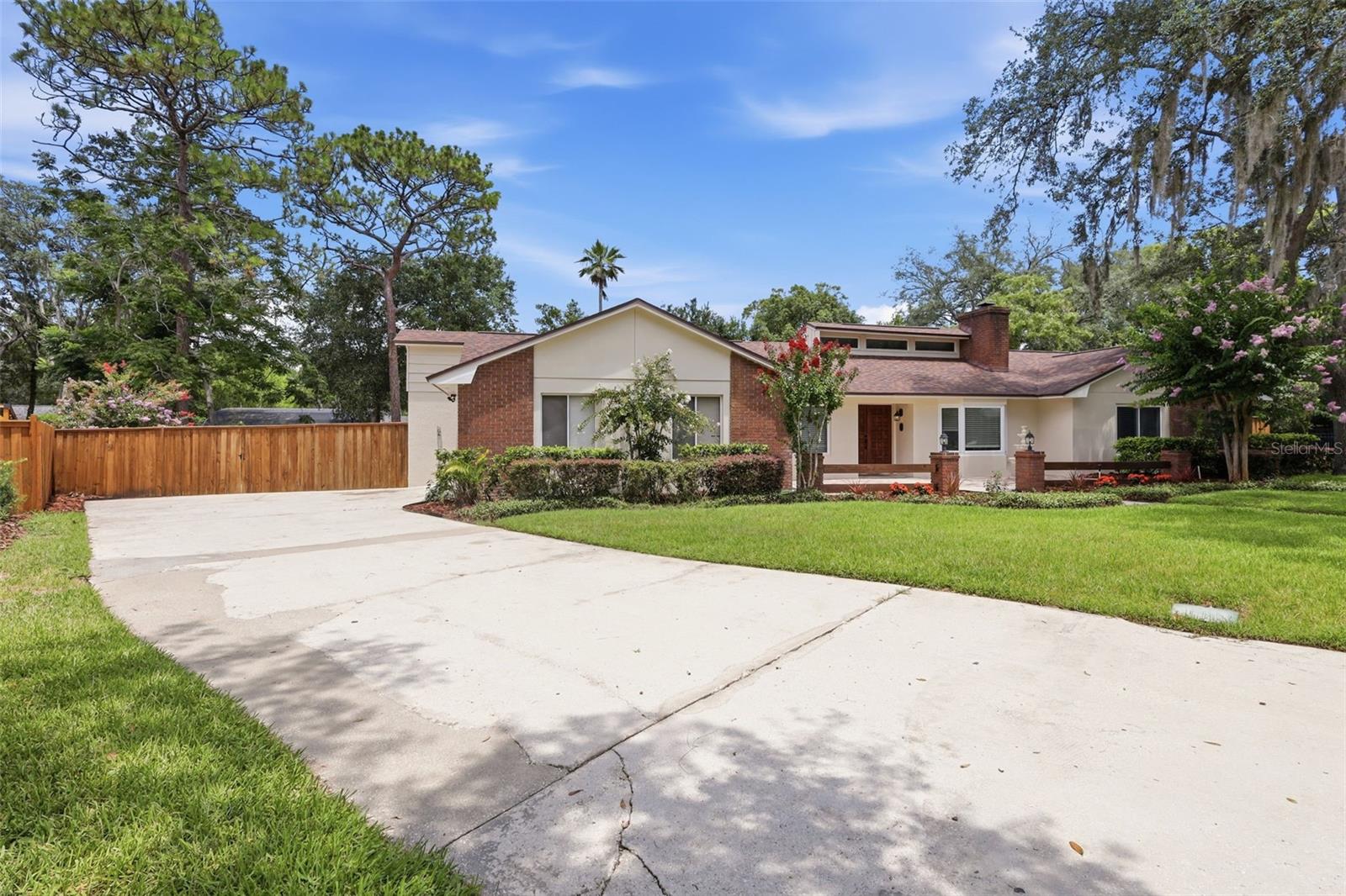 210 W RIDGEWOOD COURT