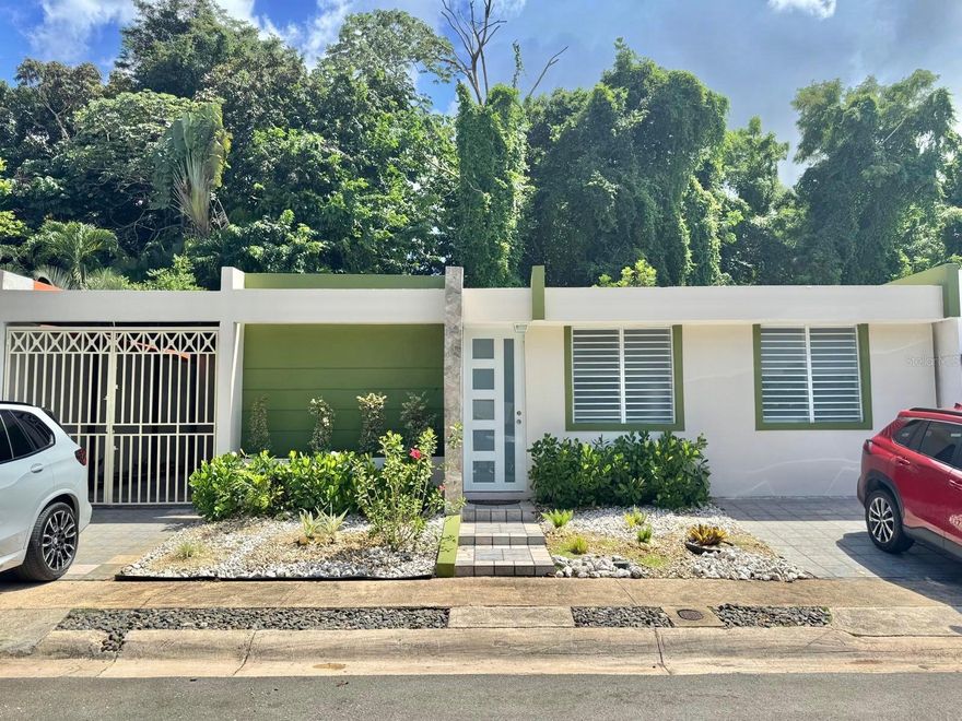 Remodeled and fully equipped property with 3 bedrooms, 2 bathrooms, living room, dining room, kitchen, family room, and a carport for 3 vehicles.
It features a 150-square-meter patio, ideal for family enjoyment.
