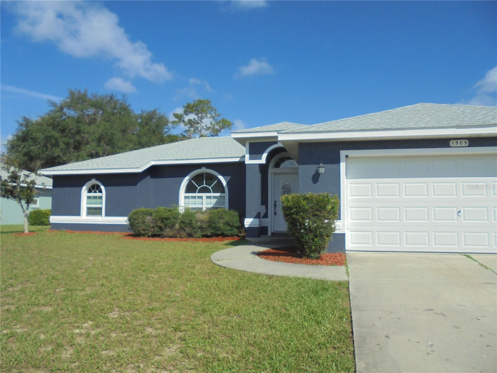 Rare Find in beautiful Autumn Ridge. 1 road in community with underground electric, sidewalks, street lights.
This beautiful 3 bedroom 2 full bath home with attached 2 car garage. Home has recently been painted inside
and out with Brand new roof in 2025. Open floor plan with large kitchen and eat in breakfast area. Nice
screened in porch off the back with large backyard. This home also has an alley way in back for extra access
and parking. No other homes for sale in this subdivision. Close to everything from shopping, Appleton
museum across the street and close to Silver Springs and the ocala national forest. Painted garage floor and
ceiling fans throughout the home. Mature landscaping. This home will not last. Seller offering 10,000 towards buyers closing costs or buyers down interest.