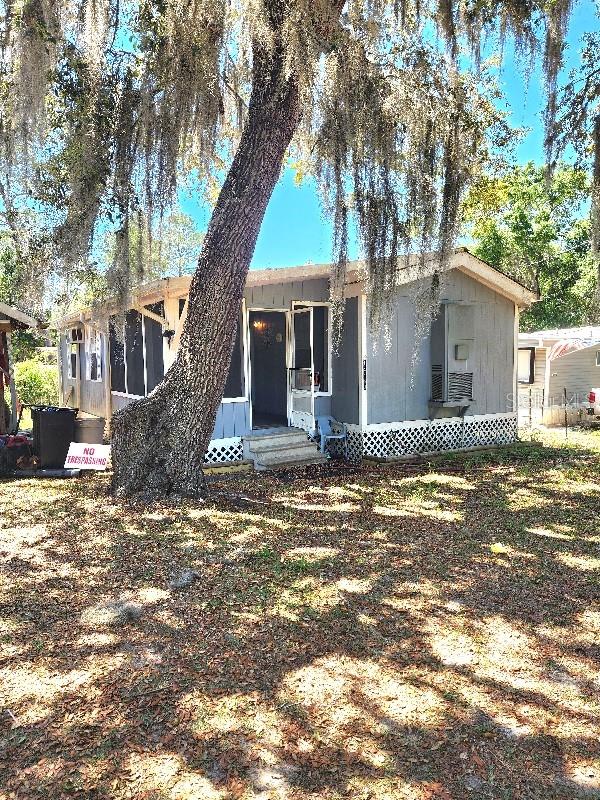 This little 2/2 is right in the middle of the Ocala State forest, if hunting,fishing,the springs you name it if you love the outdoors this might be a great little property for you.Whether you want to use it as a rental or just a weekend getaway spot or even just tired of the rat race this is a nice place to escape to. Priced to sell!!!!!!!!