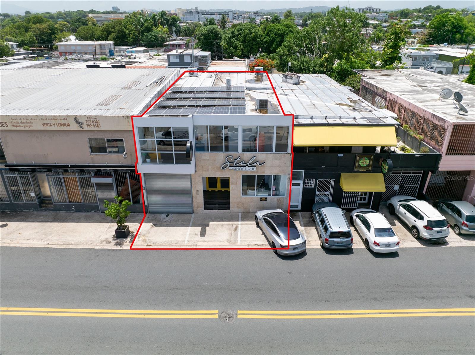 Prime Commercial Opportunity – Fully Renovated | 4,024 SF | 2 Levels
Strategically located on Ave. Américo Miranda, this fully remodeled two-level commercial property offers 4,024 sq. ft. of versatile space on a 250 m² lot. Currently operating as a boutique, it’s ideal for retail, office, or mixed-use purposes. The property also includes a separate one-bedroom apartment, providing additional flexibility for personal use or rental income.
Energy efficiency is enhanced with fully paid solar panels, offering long-term operational savings. High visibility, easy access, and a central location make this an excellent investment opportunity.
Key Features:
4,024 SF of construction
250 m² lot
Two fully renovated levels
Boutique space currently in operation
One-bedroom apartment
Paid solar panels
Excellent exposure and accessibility