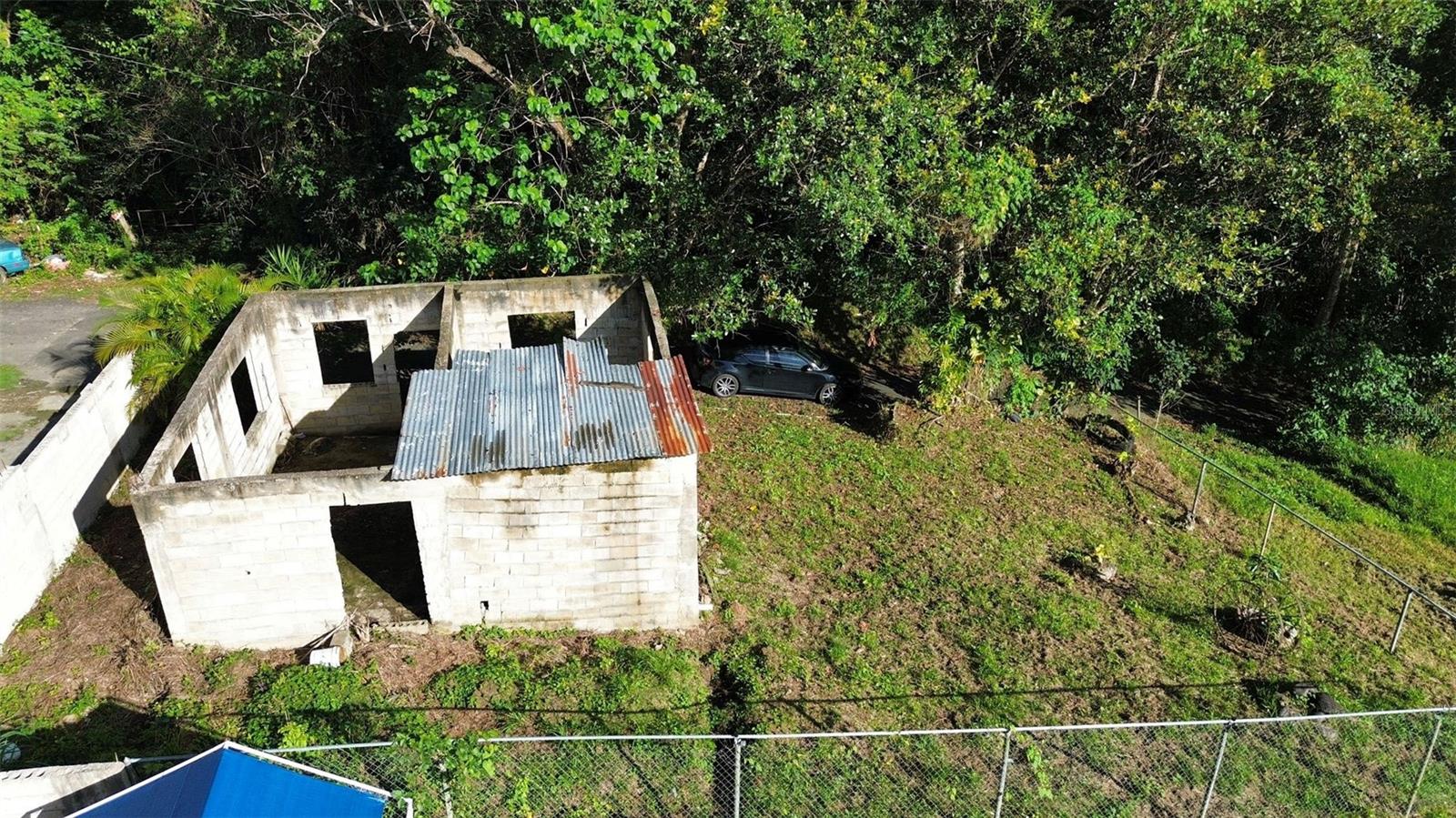 Main image without alt text