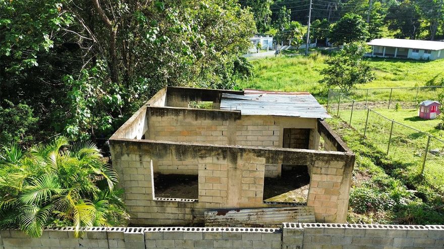 COUNTRY HOME UNDER CONSTRUCTION – ARECIBO
LIVE THE PEACE OF NATURE
Price: $40,000.00
Home under construction
Living room + kitchen
1 bedroom
1 bathroom
Approx. 576 sq. ft.
LAND
242.032 m²
Sector Sabana Hoyo, Arecibo
Rural area
Dead-end street
Super quiet
Surrounded by nature
Ideal for:
• Country home
• Second home
• Peaceful retreat
• Tourism / Airbnb
Finish it to your taste
Here there is no noise…
Here you can hear peace
Call and schedule your visit!