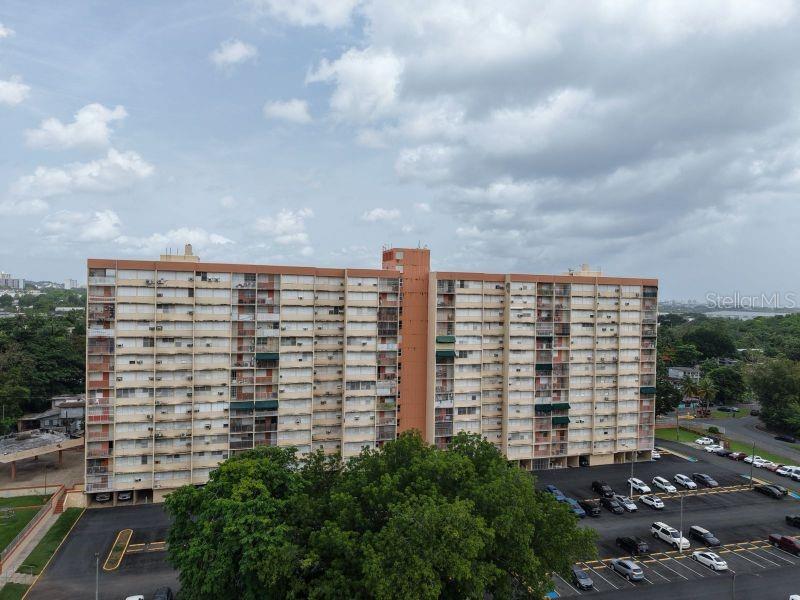 Located on the sixth floor, this 920 sq ft apartment offers 3 bedrooms, 1 bathroom, a living-dining room, a kitchen, and a balcony, with assigned parking. The complex features 24/7 virtual and in-person security, a basketball court, a gazebo, a children's play area, a laundry room, and visitor parking. Thanks to its location, the unit enjoys open views. The monthly maintenance fee is $132.94. Located in a super-central area, minutes from banks, pharmacies, hospitals, schools, universities, shopping centers, the airport, and the Mall of San Juan.