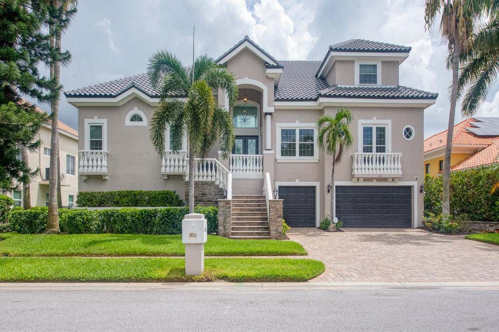Photo of 6113 Pasadena Point Boulevard, Gulfport, FL 33707 (MLS # TB8538068)