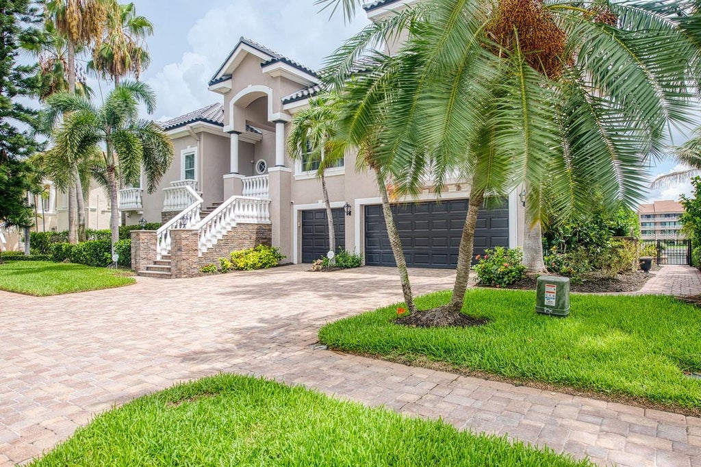 Photo of 6113 Pasadena Point Boulevard, Gulfport, FL 33707 (MLS # TB8538068)