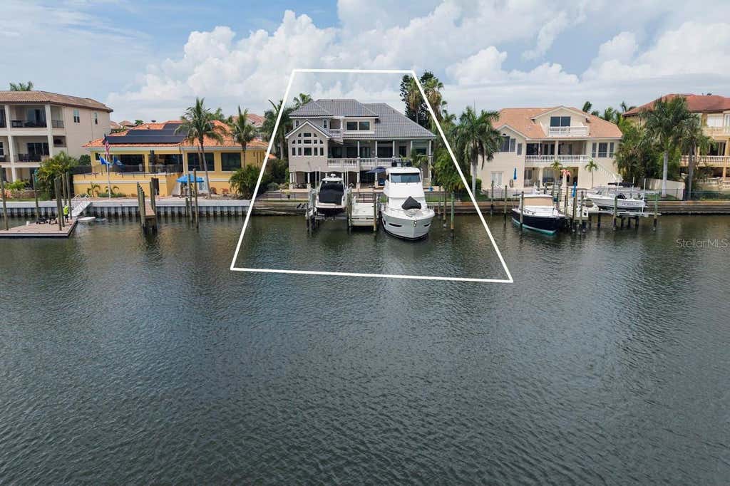 Photo of 6113 Pasadena Point Boulevard, Gulfport, FL 33707 (MLS # TB8538068)
