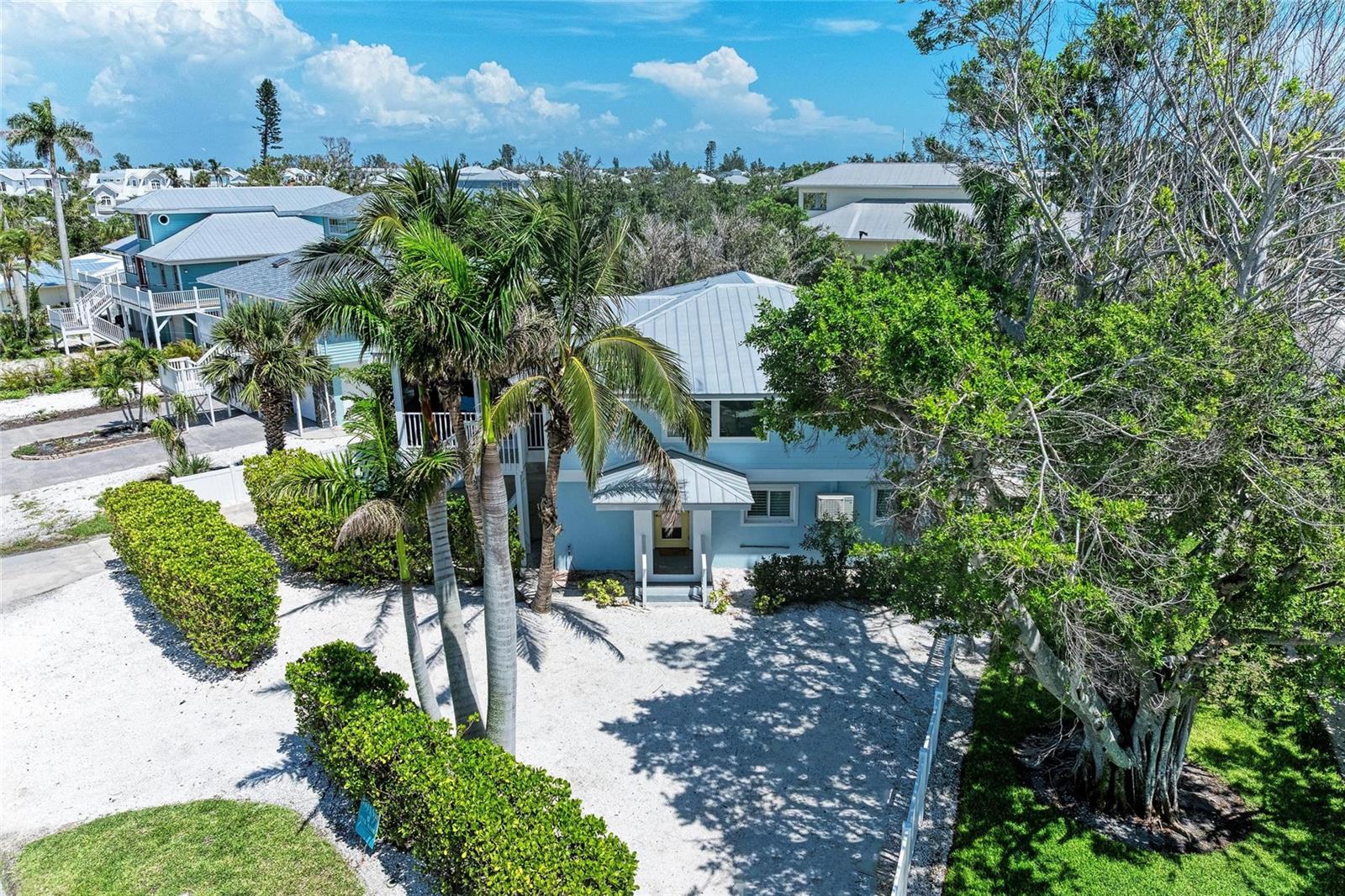 733 HOLLY ROAD