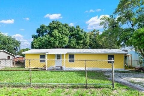 A home in AUBURNDALE