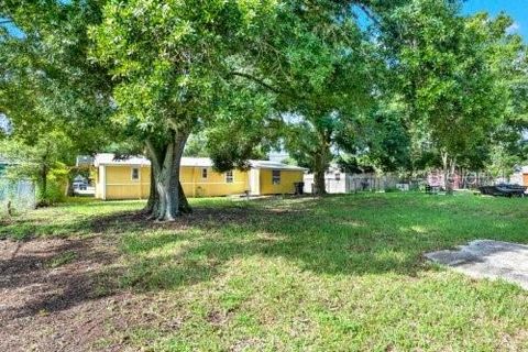 A home in AUBURNDALE