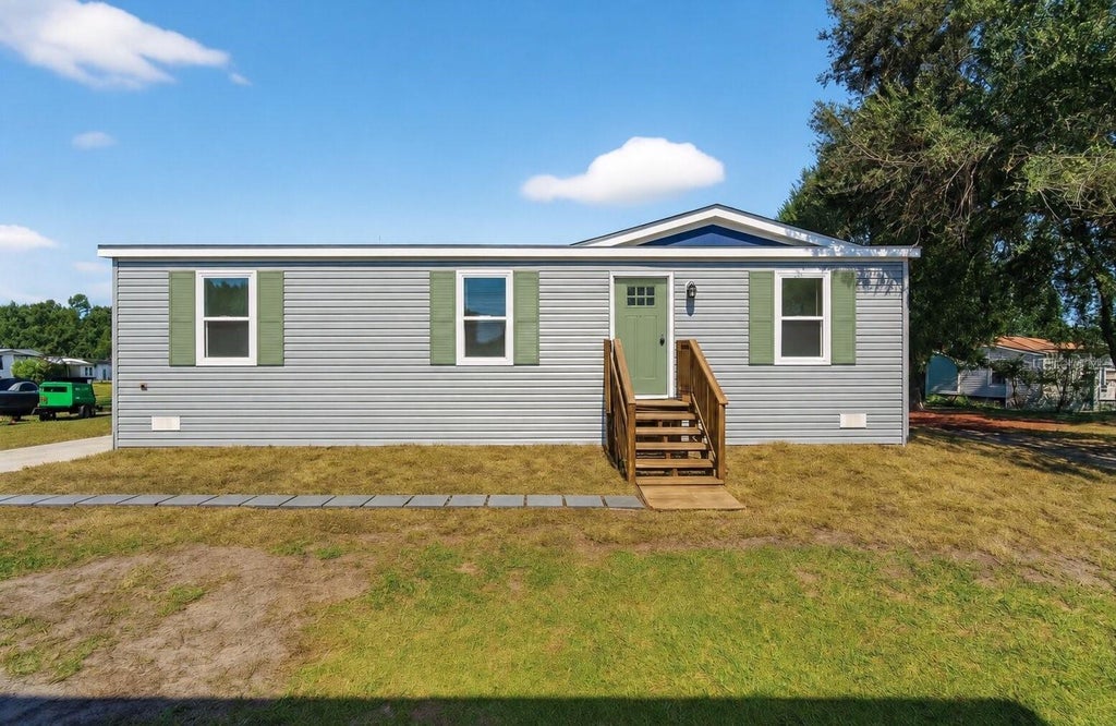 Photo of 2207 Hialeah Avenue, Leesburg, FL 34748 (MLS # P4939885)